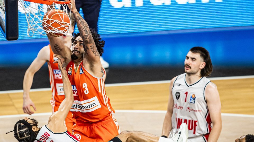 Eines, wenn nicht das Highlight des Abends: Center Márcio Santos stürmt mit Vollspeed zum krachenden Monsterdunk. Foto: Florian Achberger